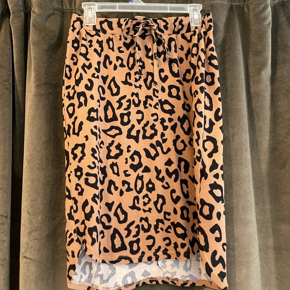 Leopard print midi skirt.
